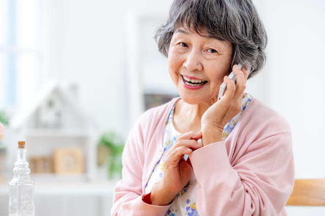 電話をかける様子