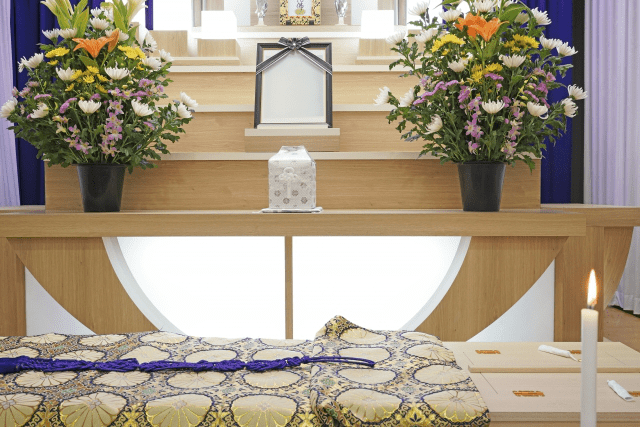 葬儀に使われる花の種類をご紹介！供花、花環、枕花、献花…どう違う？