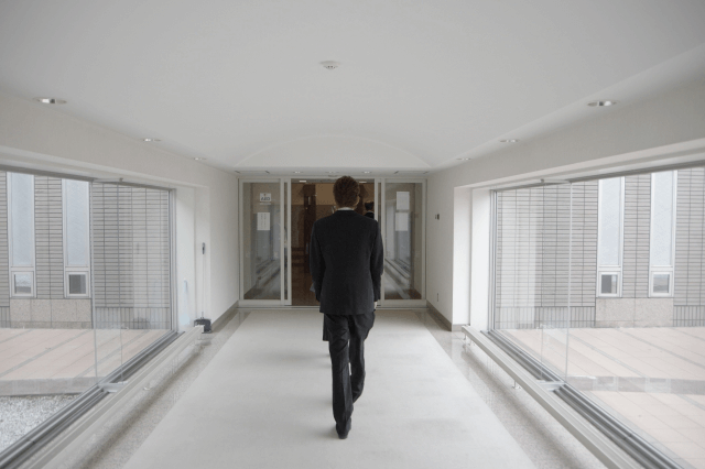 公式 箸渡し とは 火葬場でお骨拾いをするときのしきたりやマナー こころ斎苑 葬儀 家族葬ならお任せ